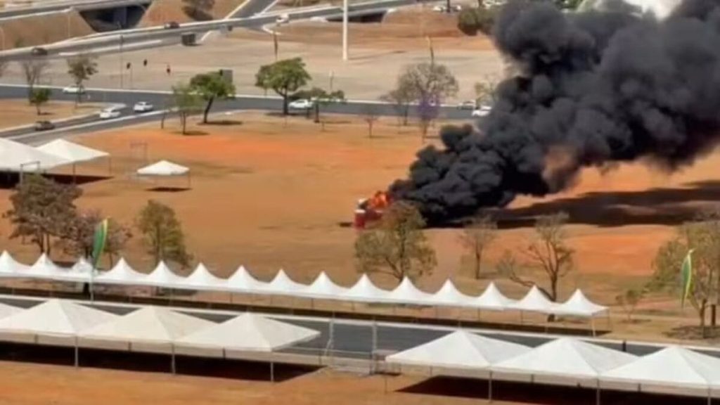 Banheiro químico pega fogo na Esplanada dos Ministérios, em Brasília