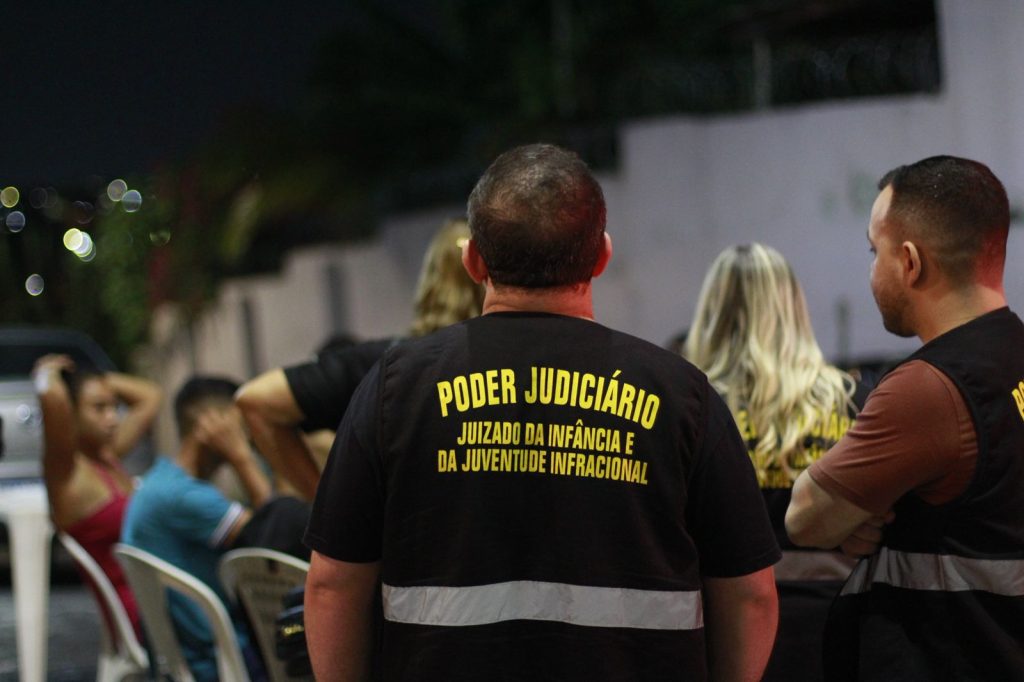 Bares são autuados ao serem flagrados vendendo bebida alcoólica para adolescentes 
