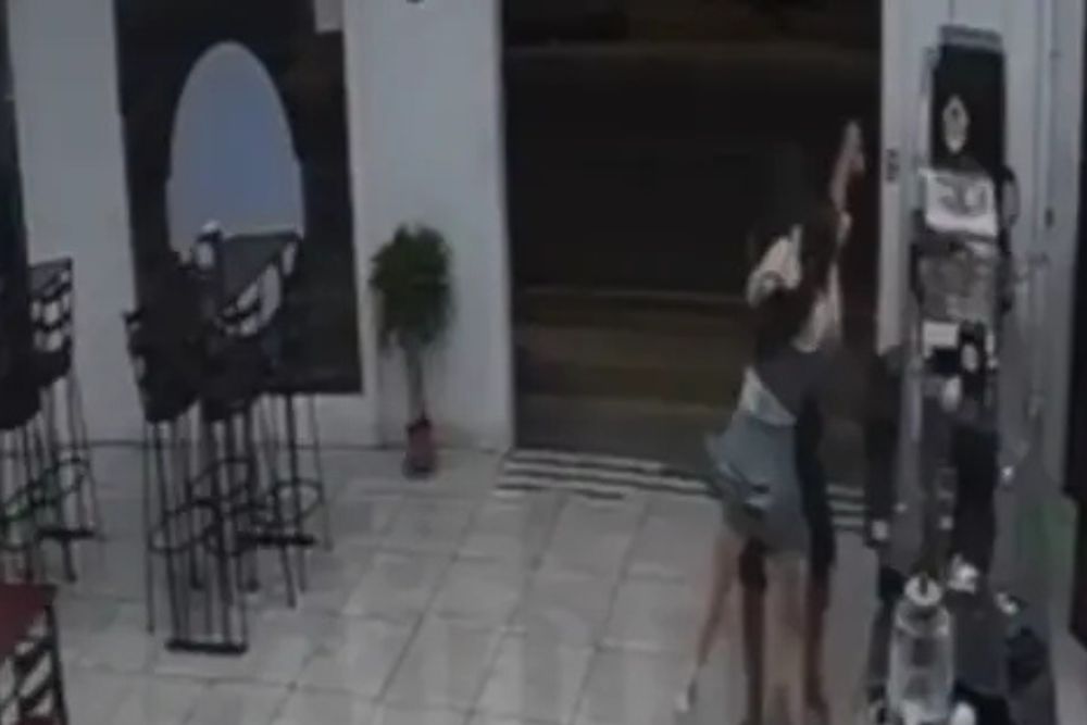 Cliente reage a assalto em restaurante e domina ladrão com golpe de jiu-jitsu; vídeo