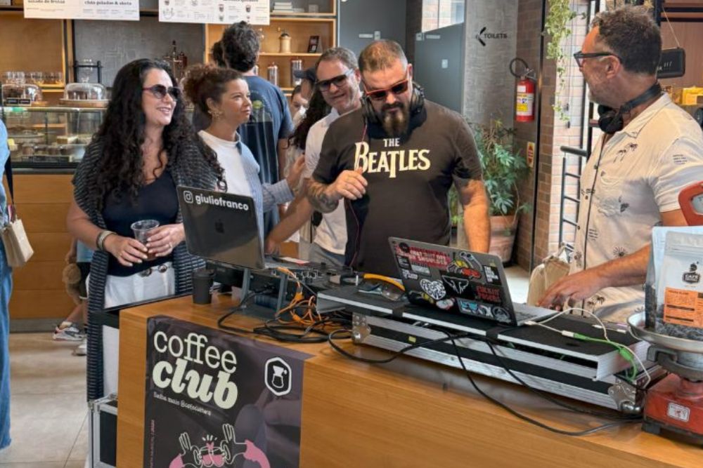 Coffee parties chegam ao Brasil e unem jovens, café e diversão matinal