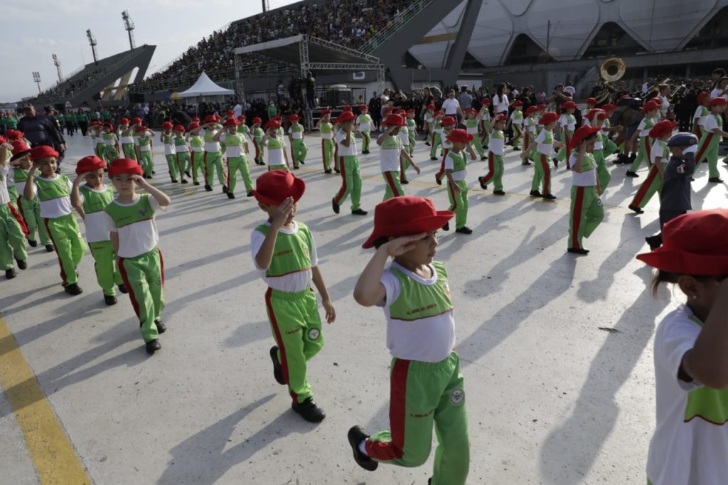 Desfile cívico dos Colégios Militares reúne 4 mil alunos no Sambódromo de Manaus