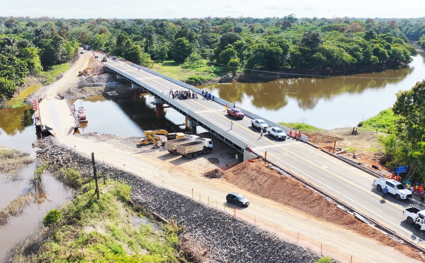 Vista da nova ponte sobre o rio Autaz Mirim na BR-319 em fase final de asfaltamento e obras de infraestrutura