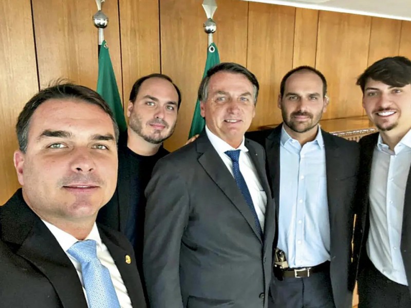Filhos de Bolsonaro manifestam apoio no 1º dia de julgamento no STF