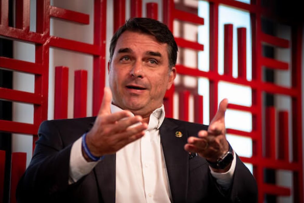 Flávio Bolsonaro chama julgamento do pai de "linchamento judiciário" e critica STF