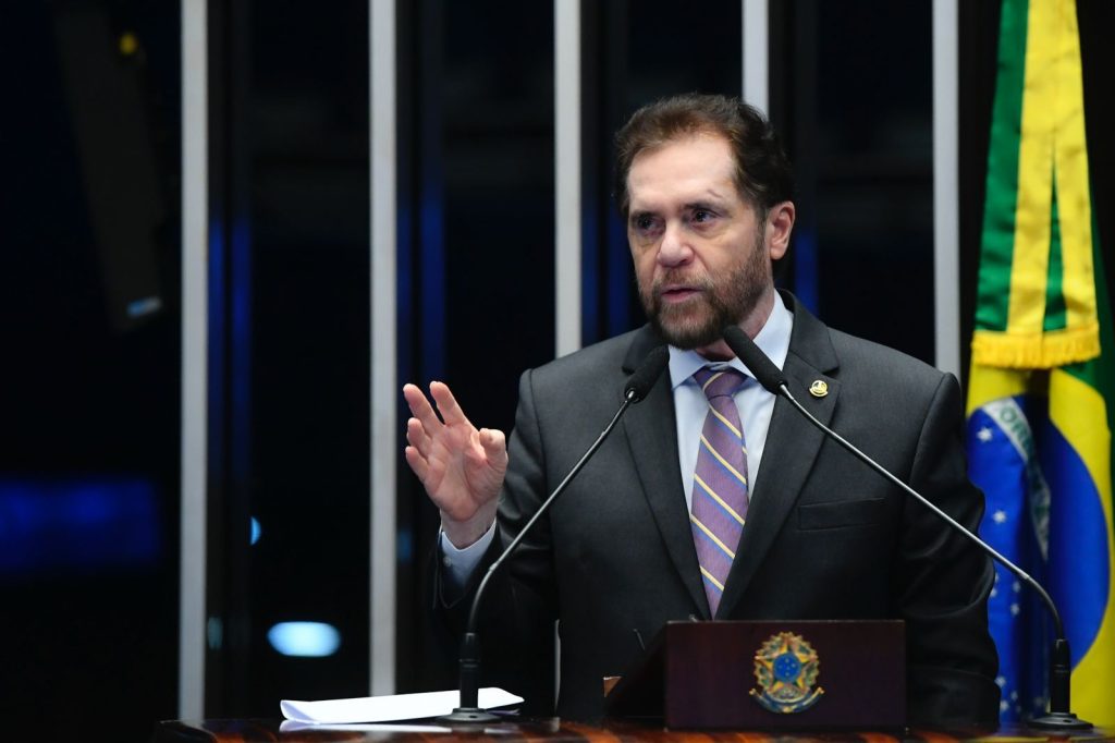 Senador plinio valerio durante sessão no senado