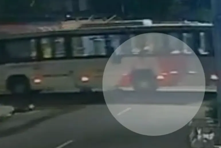 Motociclista de delivery sofre acidente grave após colisão com ônibus em Manaus