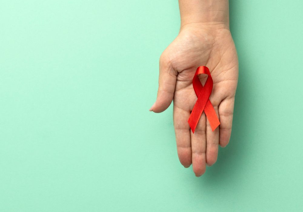 Aumento de infecções por HIV acende alerta; veja como SUS oferece prevenção e tratamento