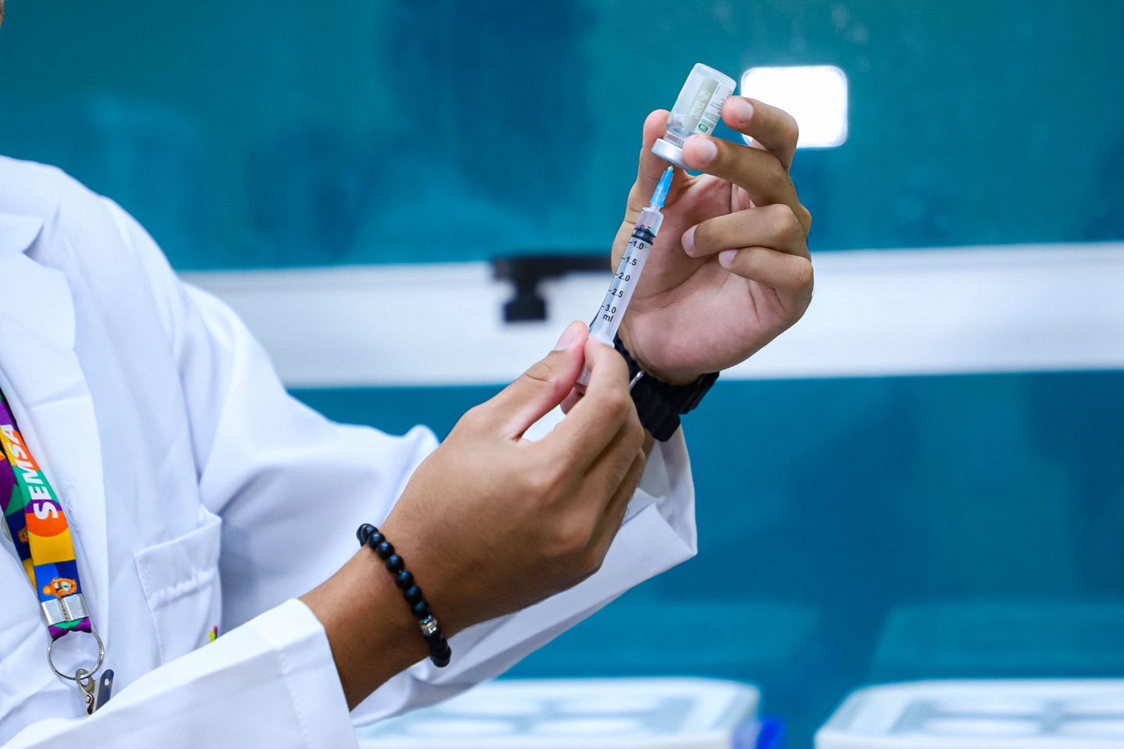 profissionais de saúde aplicando vacina contra influenza em pacientes no estado do amazonas