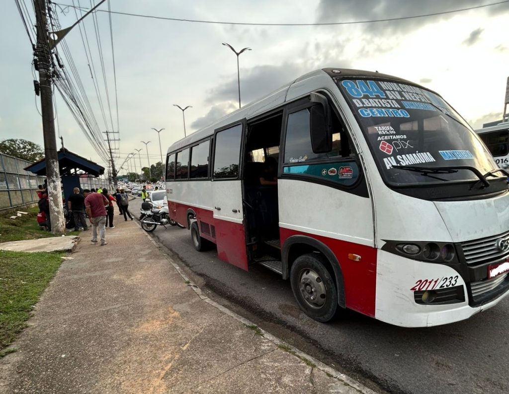 Micro-ônibus irregular com pneus carecas e motorista sem CNH é retirado de circulação em Manaus