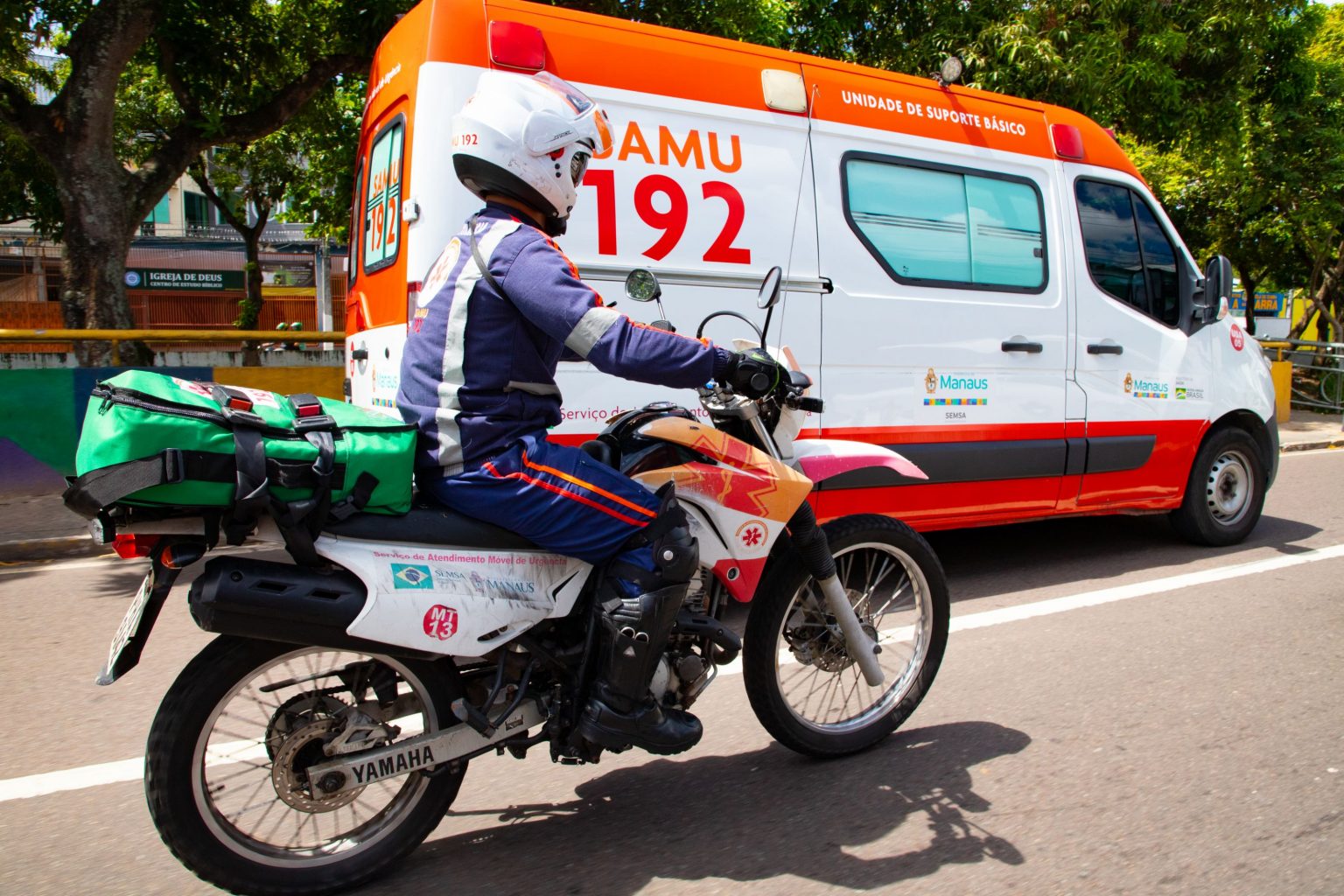 Motociclista acidentado recebe socorro após colisão com caminhão no bairro São Jorge em Manaus