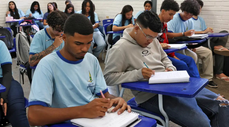 Estudantes do 3º ano do ensino médio se preparando para o Enem 2026