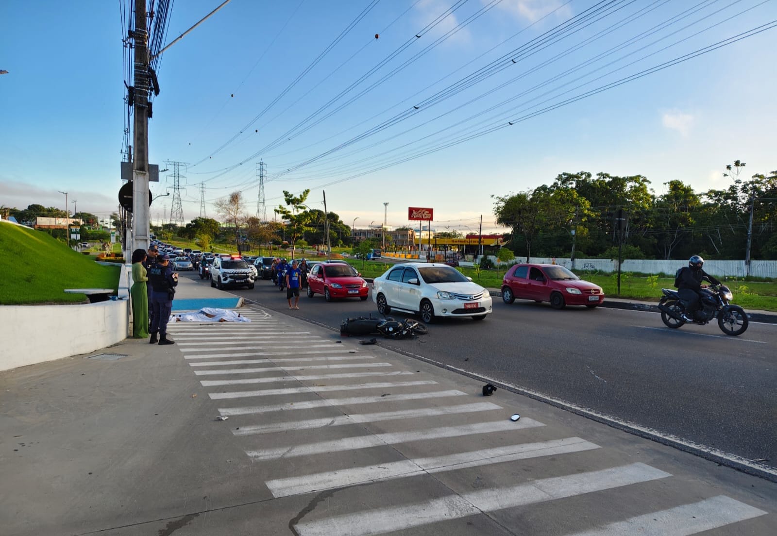 Motociclista morre após perder controle e colidir contra poste na Avenida das Torres em Manaus