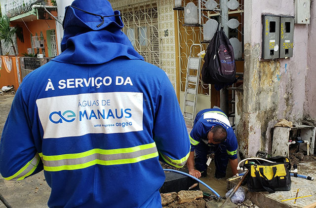 vazamento de água em tubulação na avenida sávio belota no bairro novo aleixo em manaus