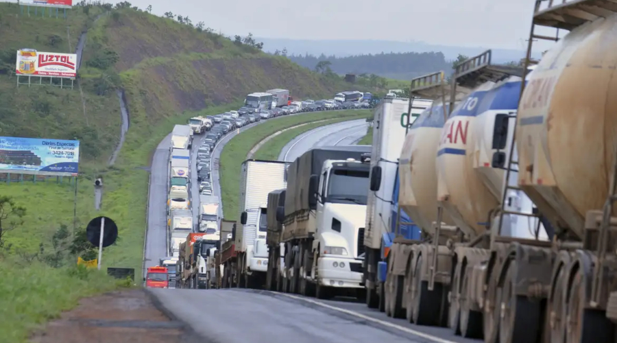 caminhão em rodovia brasileira representando o transporte de cargas e o piso mínimo do frete
