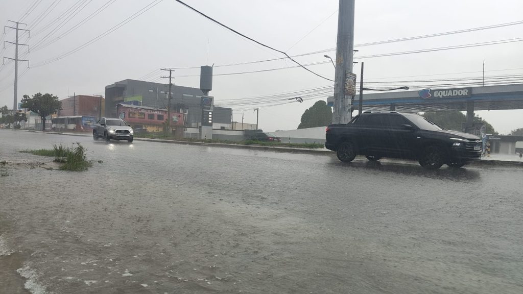 Rua alagada em Manaus com água cobrindo a via após forte chuva registrada neste sábado.