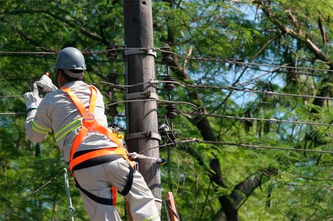Manutenção em rede elétrica com postes e fiação para melhoria do fornecimento de energia em Manaus.