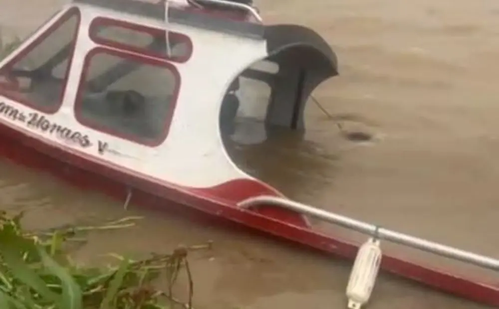 Embarcação naufraga durante temporal no Rio Solimões no Amazonas; veja vídeo