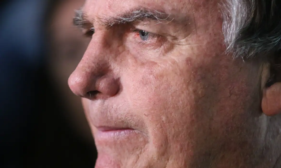 Mesmo com ataque de soluço, Bolsonaro faz nova cirurgia