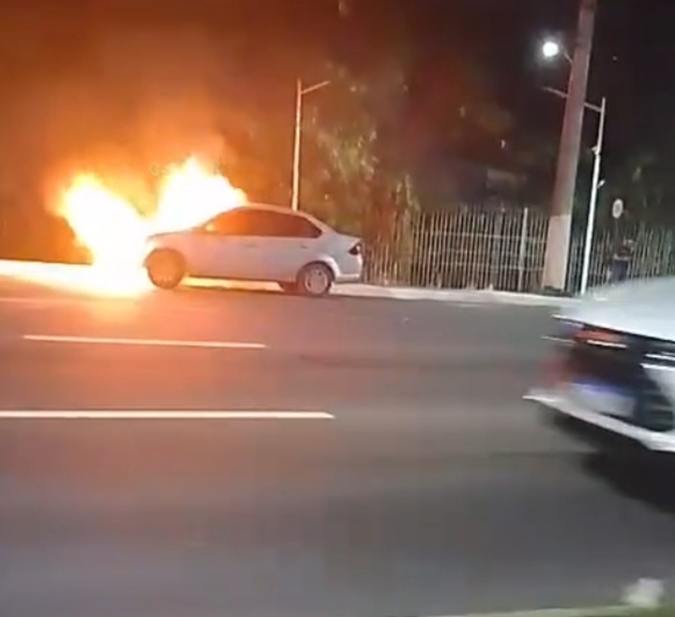 Carro é destruído por incêndio em Avenida da zona oeste de Manaus