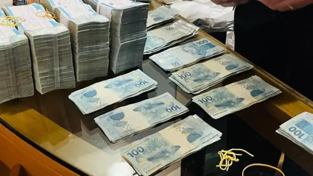 PF encontra montante de R$ 400 mil em flat usado pelo deputado Sóstenes durante Operação Galho Fraco