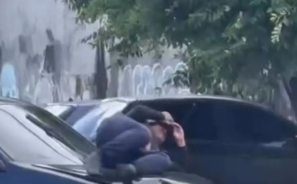 Motociclista é arremessado e cai sobre carro após acidente na avenida Maués em Manaus