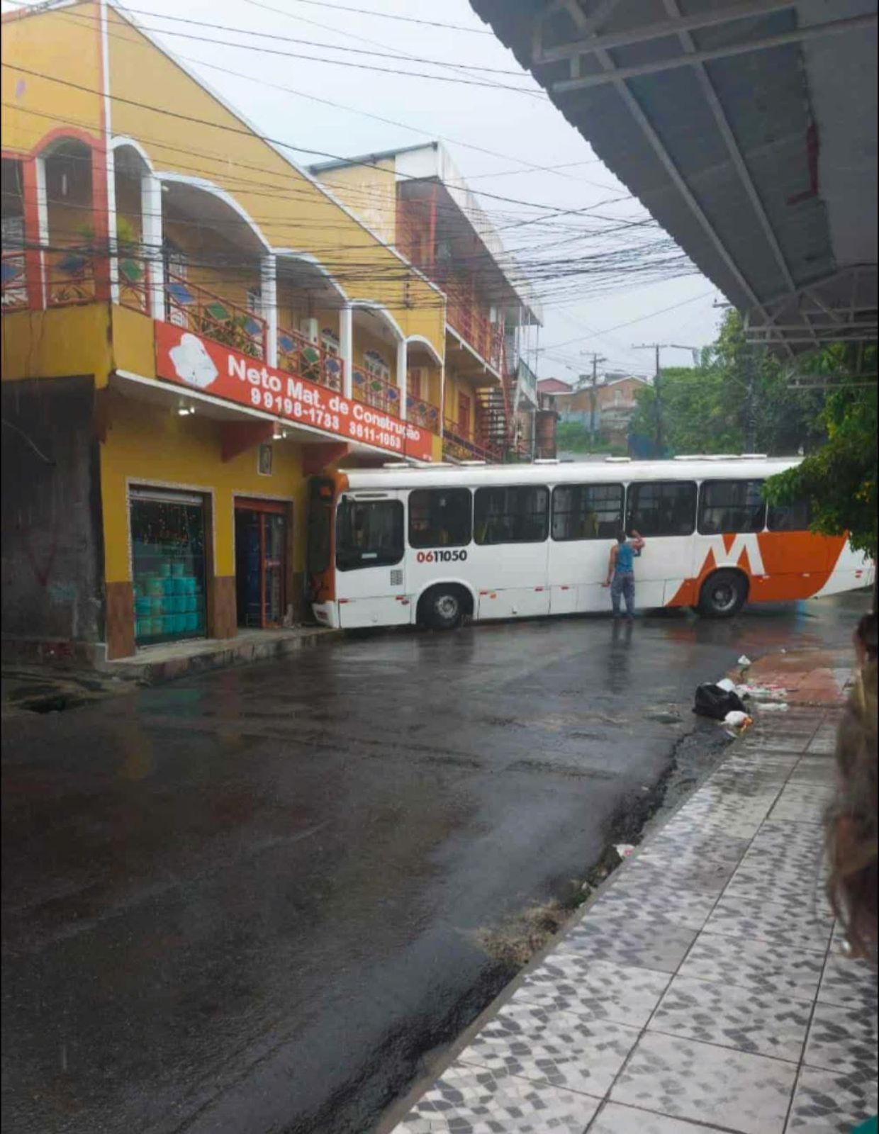 Ônibus perde o controle e atinge loja de materiais de construção em Manaus