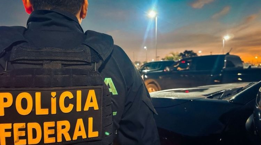 Agentes da Polícia Federal durante cumprimento de mandados da Operação Legado Espúrio no Amazonas