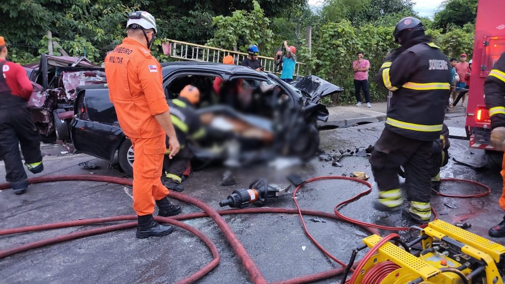 grave acidente na zona leste de manaus - Pai se desespera ao encontrar filho morto em grave acidente em Manaus