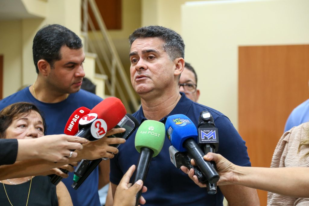 Prefeito de Manaus, David Almeida, durante anúncio de afastamento temporário