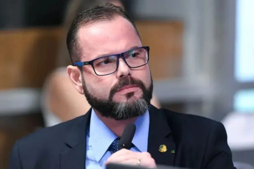Senador Jorge Seif paga R$ 31 mil a ex-diarista nunca vista em seu gabinete