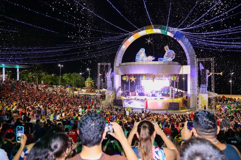 Apresentação cultural e shows musicais no anfiteatro da ponta negra em manaus durante evento