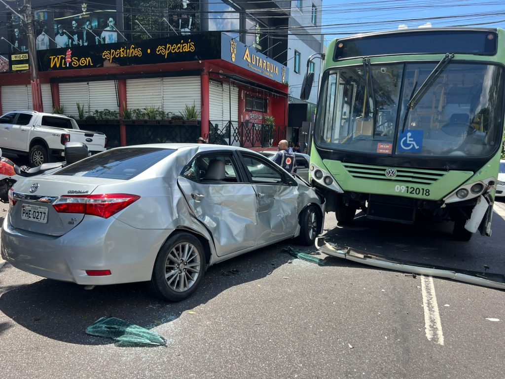 Corolla e ônibus colidem em rua do Eldorado e deixam trânsito lento em Manaus