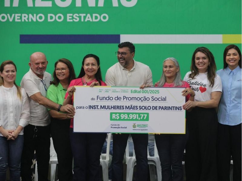 Wilson Lima entrega mil novos cartões do Auxílio Estadual em Parintins no Amazonas