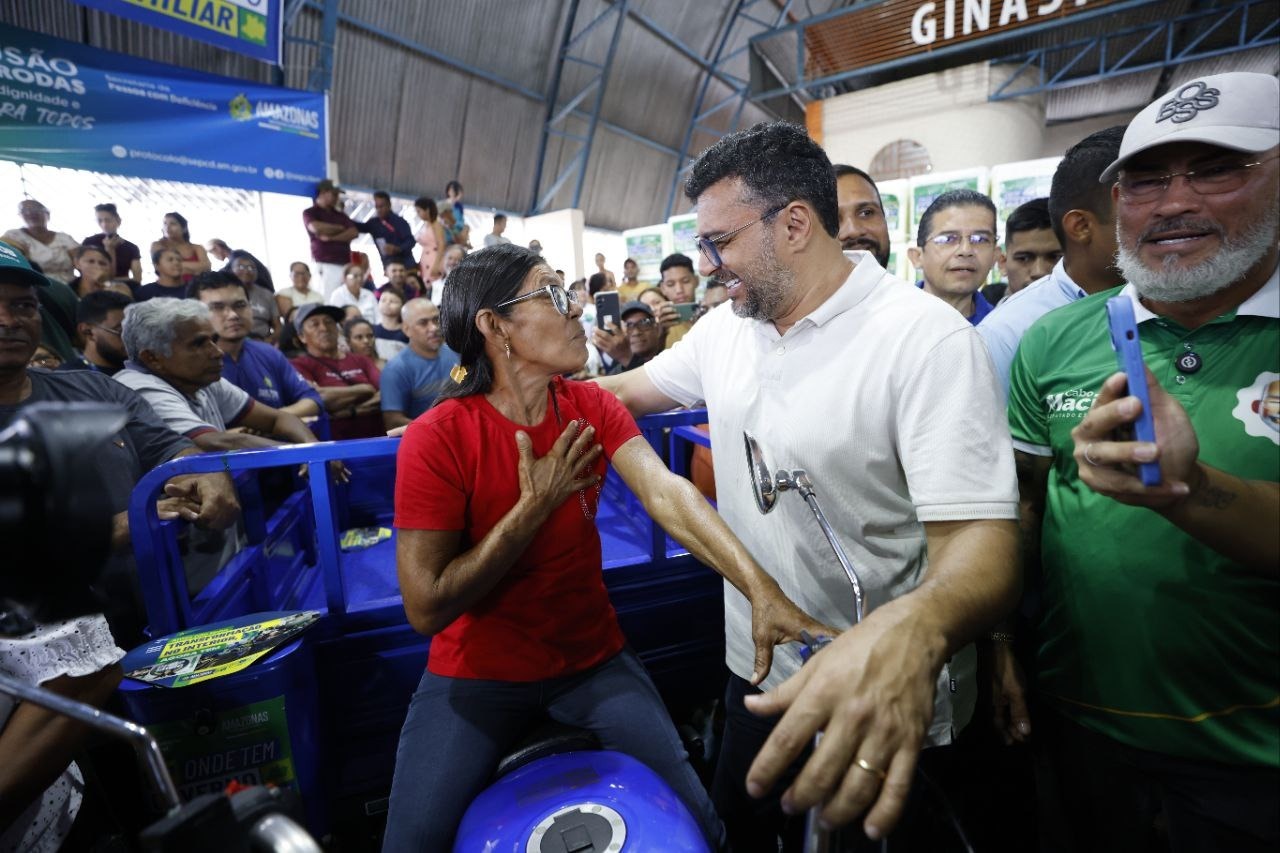 Wilson Lima entrega 500 cartões do Auxílio Estadual e amplia ações sociais em Rio Preto da Eva no Amazonas