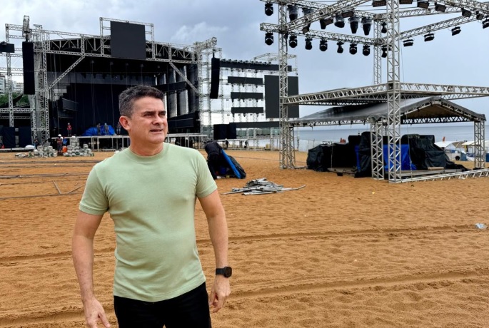 Prefeito David Almeida acompanha montagem final de estrutura do ‘Réveillon Manaus 2026’