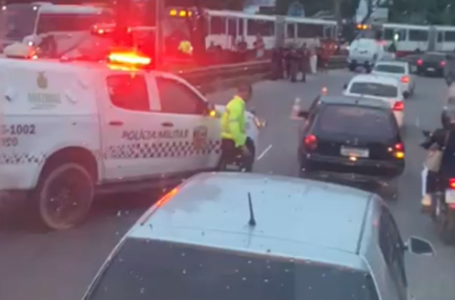 Veja vídeo: motociclista morre ao colidir contra árvore na Zona Leste de Manaus
