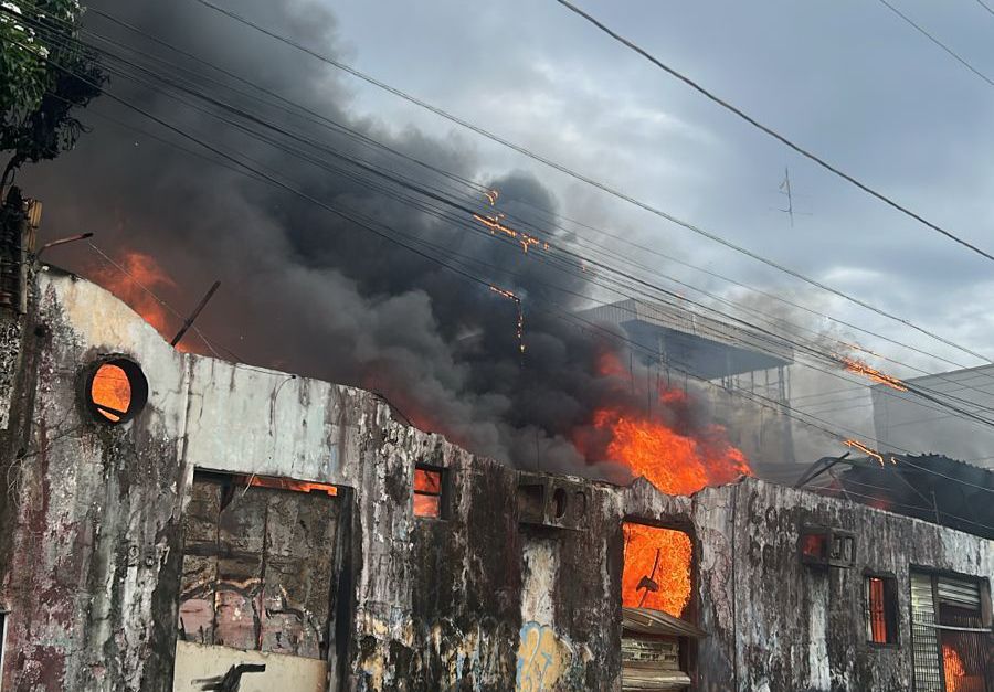 Funcionário de empresa atingida por incêndio em Manaus estava dormindo, diz Corpo de Bombeiros