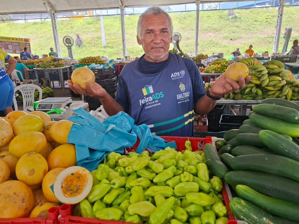 Produtores rurais organizando bancas de frutas e legumes em feira regional da ADS em Manaus