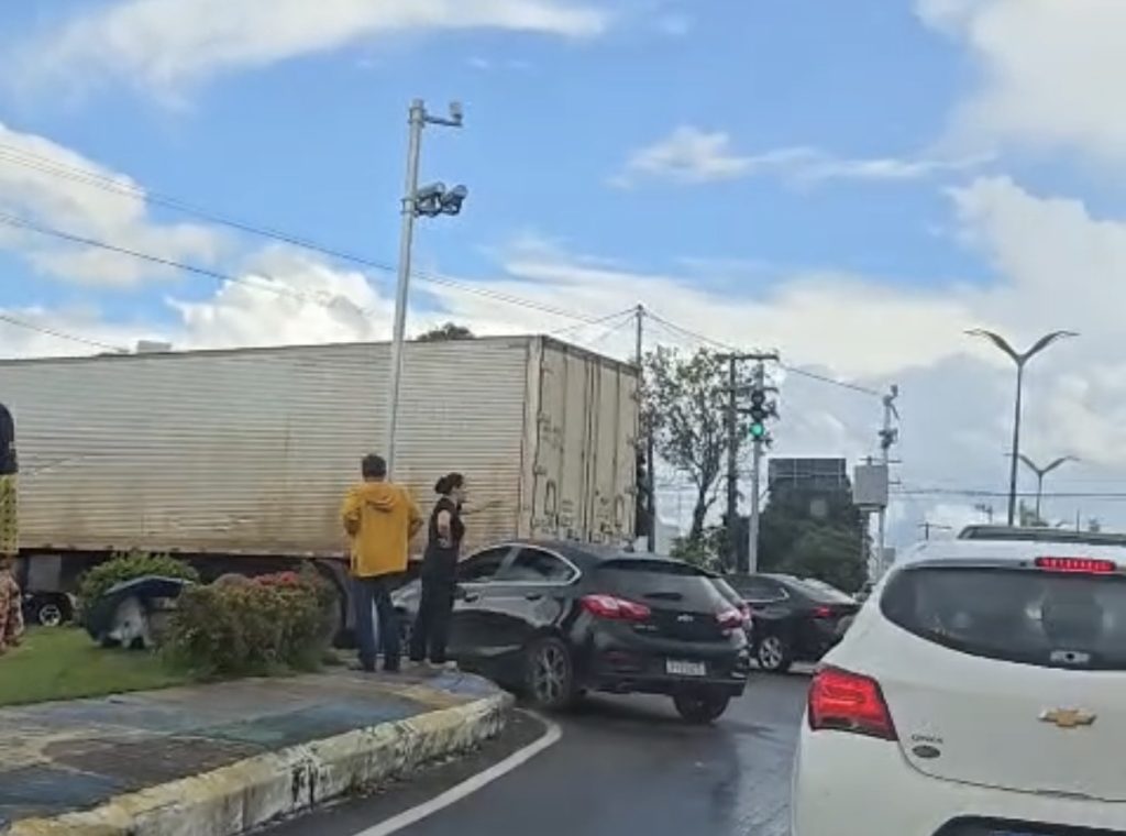 imagem do acidente entre carro e caminhão na rotatória da Bola das Letras em Manaus