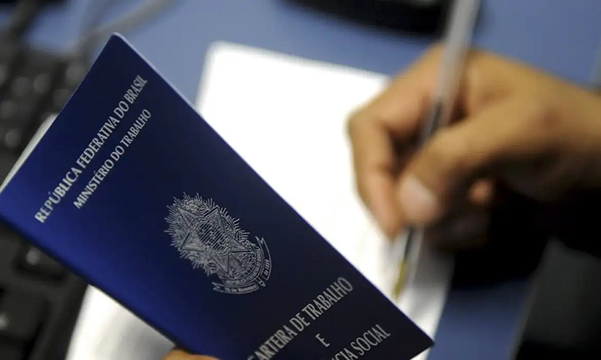 foto do Sine Manaus com informações sobre vagas de emprego