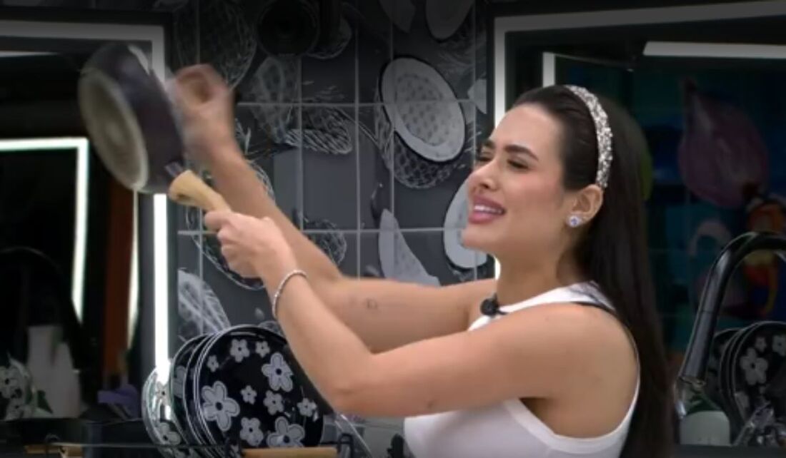 Jordana protestando na cozinha durante o BBB 26