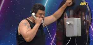 Babu Santana atende ao Big Fone no Big Brother Brasil 26