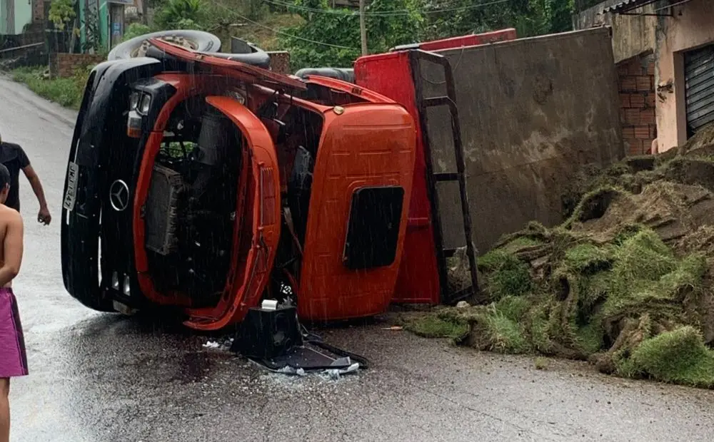 Caminhão caçamba capotado na avenida Iraque em Manaus