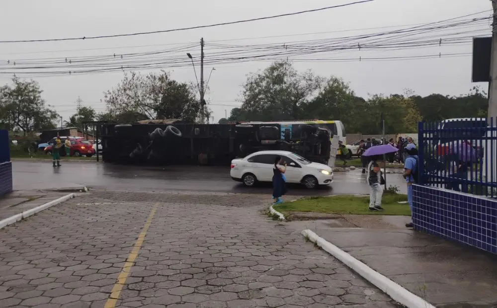 Caçamba tomba durante forte chuva e causa lentidão perto da Bola da Suframa em Manaus