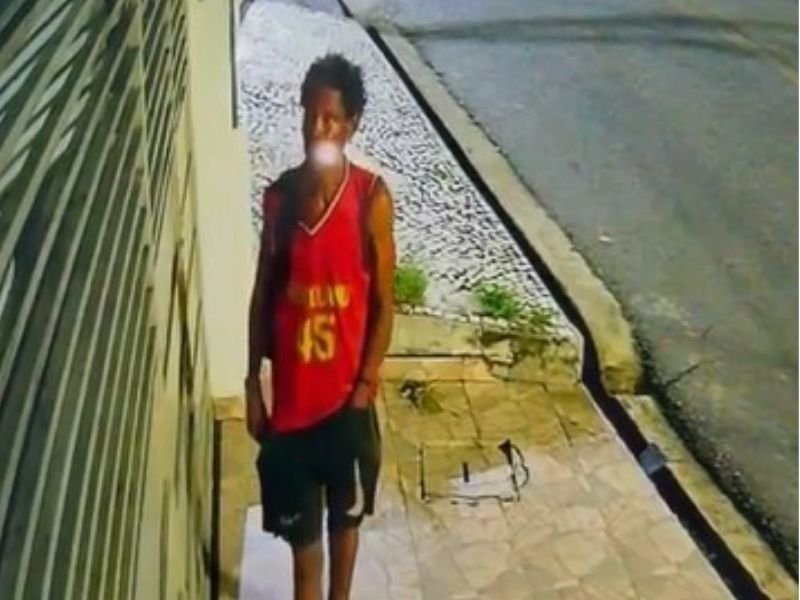 imagem de câmeras de segurança mostrando atitude suspeita de homem na rua leopold neves em manaus