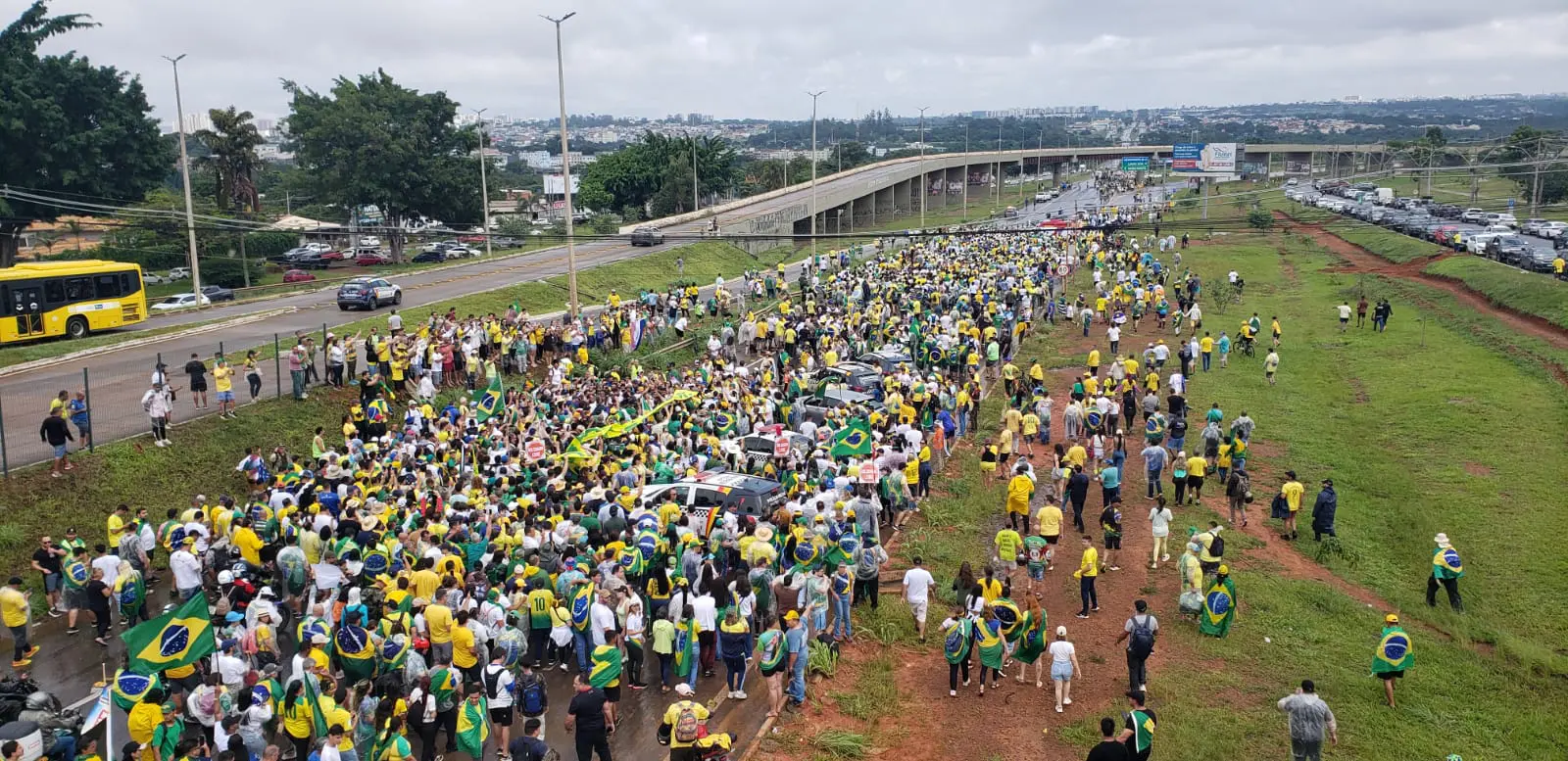 imagem da caminhada pela liberdade em brasília com manifestantes