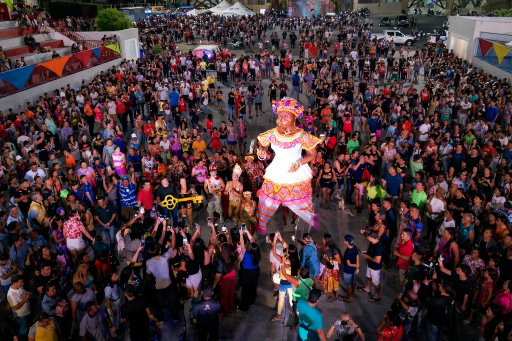 chegada da kamélia na praça eduardo ribeiro durante o carnaval parintinense