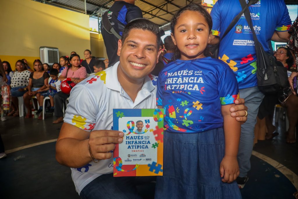 Deputado Mário César Filho entrega carteirinhas para crianças autistas em Maués
