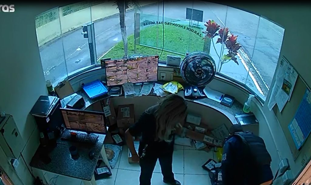 Disparo de arma em guarita quase termina tragédia e gera pânico em condomínio de Manaus