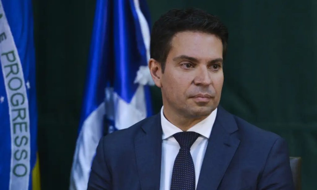 Imagem de Alexandre Ramagem durante declaração sobre extradição
